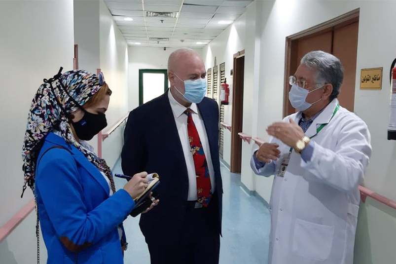 ممثل هيئة آل مكتوم الخيرية الإماراتية يزور مستشفي الكبد المصري